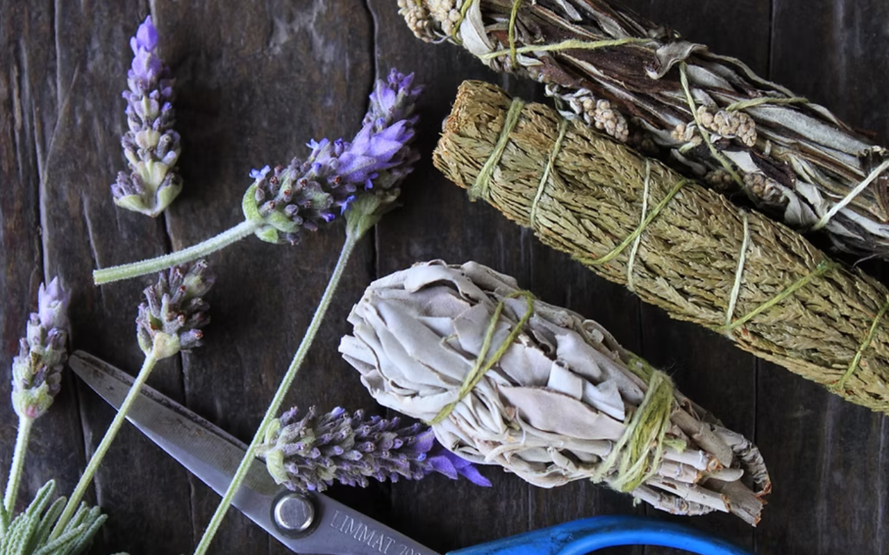 Como fazer incenso natural de ervas: o guia para perfumar e harmonizar sua casa