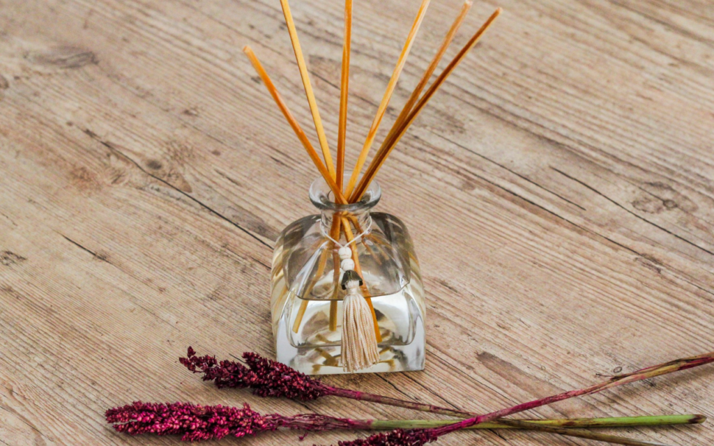 Aromatizador de ambientes caseiro: como fazer um difusor de varetas que fixa o cheiro por mais tempo