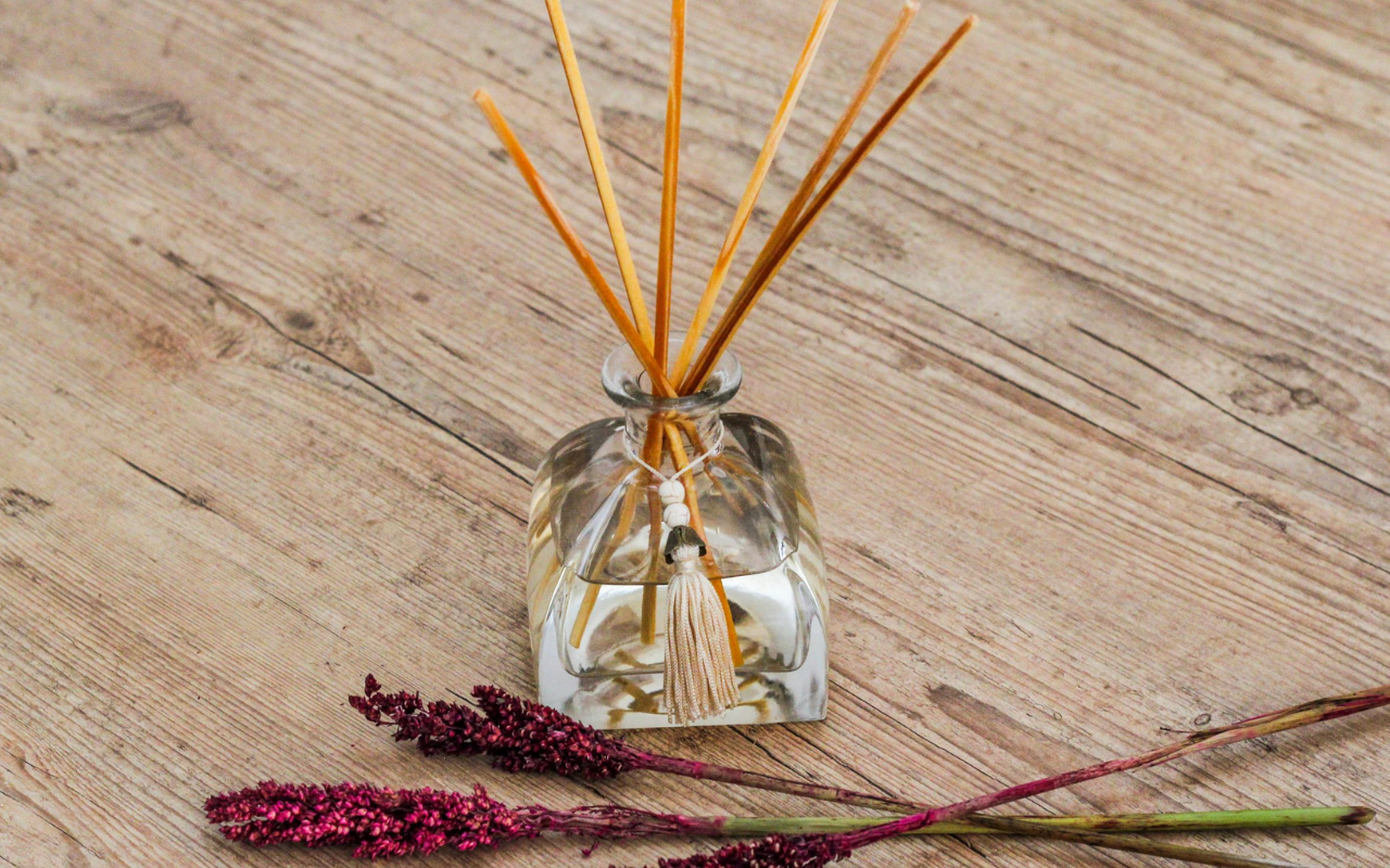 Aromatizador de ambientes caseiro: como fazer um difusor de varetas que fixa o cheiro por mais tempo