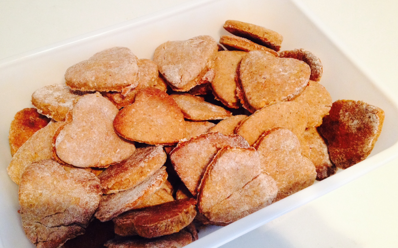 Como fazer biscoito caseiro para cachorro: receita saudável de aveia e maçã