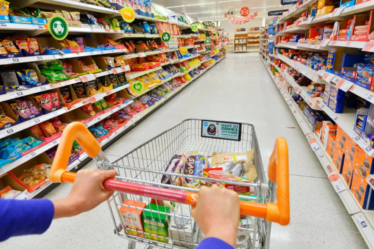 Manual do bolso cheio: 7 truques psicológicos dos supermercados que fazem você gastar mais (e como evitá-los)