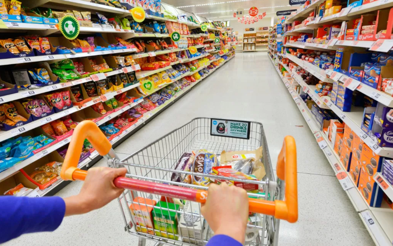 Manual do bolso cheio: 7 truques psicológicos dos supermercados que fazem você gastar mais (e como evitá-los)