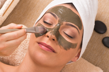 Skincare natural: Como preparar sua máscara de argila usando chás em vez de água