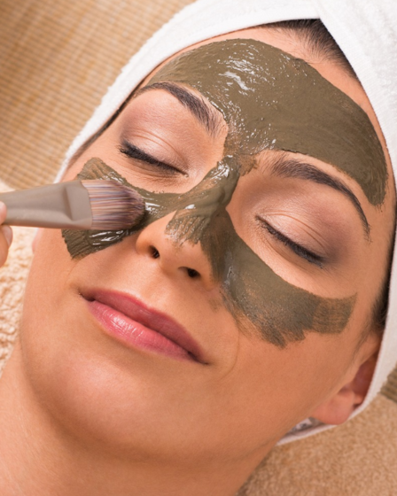 Skincare natural: Como preparar sua máscara de argila usando chás em vez de água